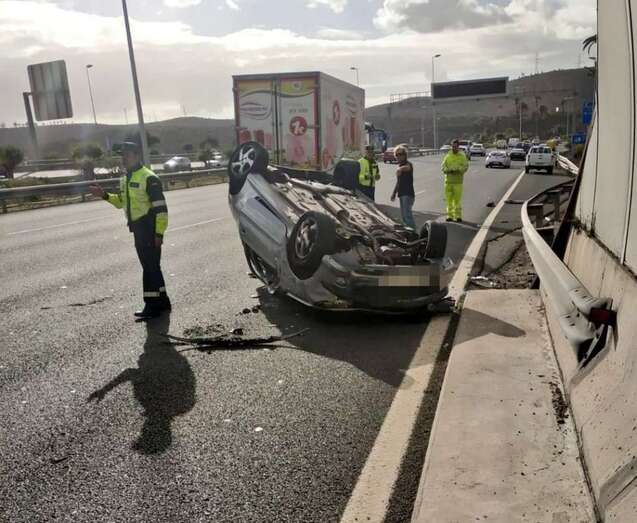 Imagen del vuelco este lunes en la GC-3 (Foto TA)