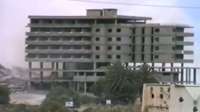 La estructura del hotel en el momento de ser demolido (Foto CanariasAhora)