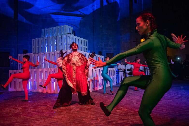 El actor José Carlos Campos condujo al público por un recorrido callejero repleto de efectos visuales y sonoros  (Foto tA)