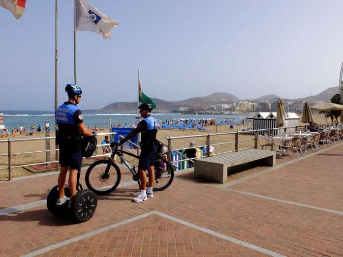 Agentes de la Policía Local en el paseo de Las Canteras (Foto TA)