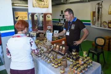 El Cabildo reconoce la labor de los apicultores de Telde en la entrega de premios del Concurso de Mieles (Foto TA)