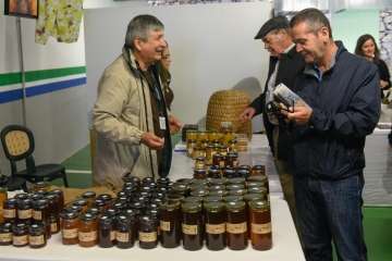 El Cabildo reconoce la labor de los apicultores de Telde en la entrega de premios del Concurso de Mieles (Foto TA)