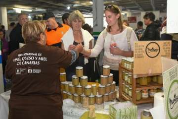 El Cabildo reconoce la labor de los apicultores de Telde en la entrega de premios del Concurso de Mieles (Foto TA)
