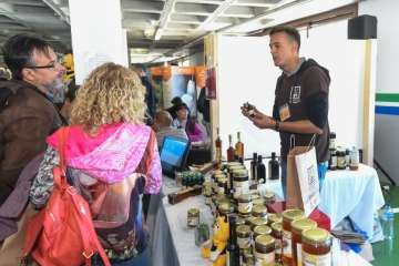 El Cabildo reconoce la labor de los apicultores de Telde en la entrega de premios del Concurso de Mieles (Foto TA)