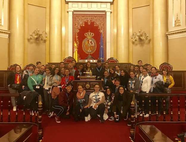 El grupo de jóvenes en el Congreso de Diputados (Foto TA)