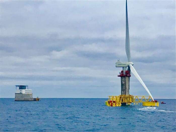 Aerogenerador eólico marino instalado frente a la costa de Jinámar (Foto TA)