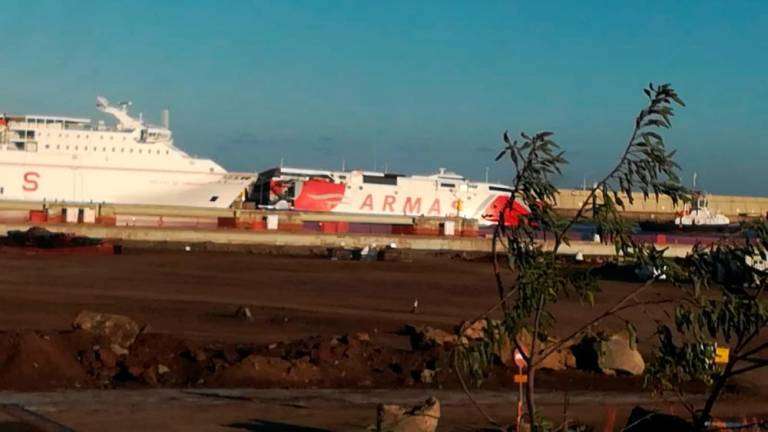 El fast-ferry Alborán llegó muy escorado al muelle de La Esfinge (Foto RTVC)