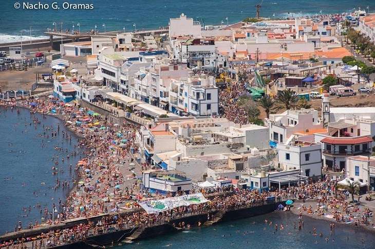 Imagen de una manifestación en Agaete en contra del proyecto (Foto Nacho G. Oramas)