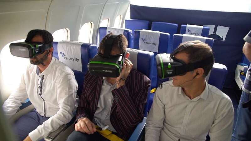 Jóvenes durantel vuelo virtual (Foto TA)