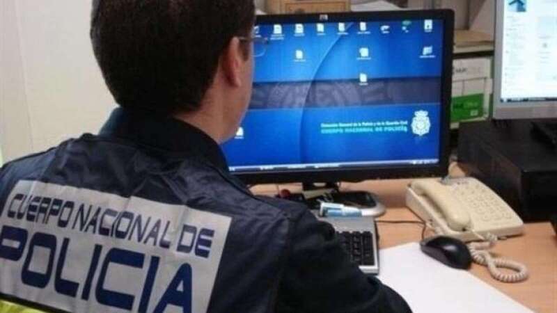 Policía Nacional ante un ordenador (Foto EP)