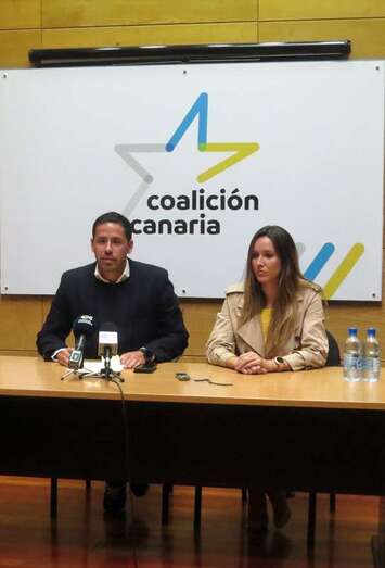 El teldense Héctor Suárez y la también nacionalista María Fernández cargaron en rueda de prensa contra Antonio Morales (Foto TA)