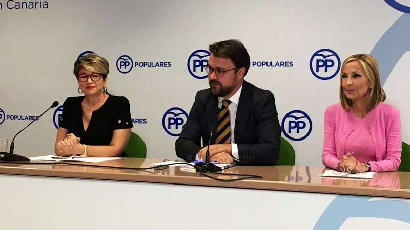 María Salud Gil (i), este lunes junto a Asier Antona y a Australia Navarro (Foto TA)