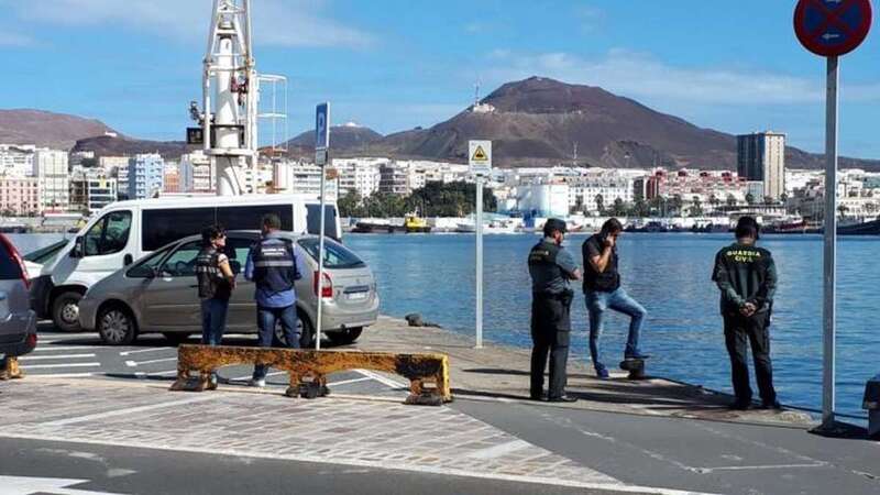 Agentes de la Guardia Civil en la zona donde se encontró el cuerpo sin vida (Foto Canarias7 / Arcadio Suárez)