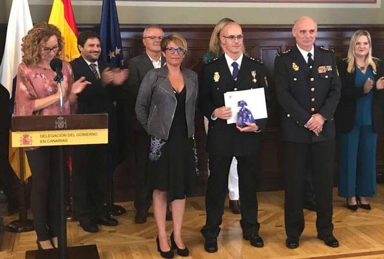 El agente Francisco Javier Escó recibió este jueves el premio Menina (Foto TA)