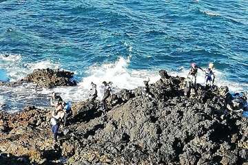 Un conductor se precipita con su vehículo a los riscos próximos al faro de Arinaga (Foto TA)