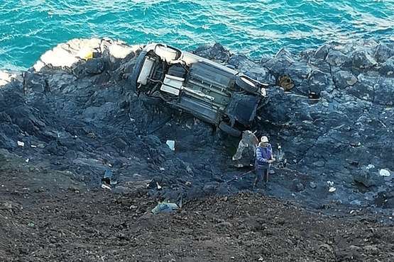 Un conductor se precipita con su vehículo a los riscos próximos al faro de Arinaga (Foto TA)