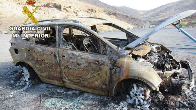 Imagen de uno de los vehículos incendiados por el detenido (Foto TA)