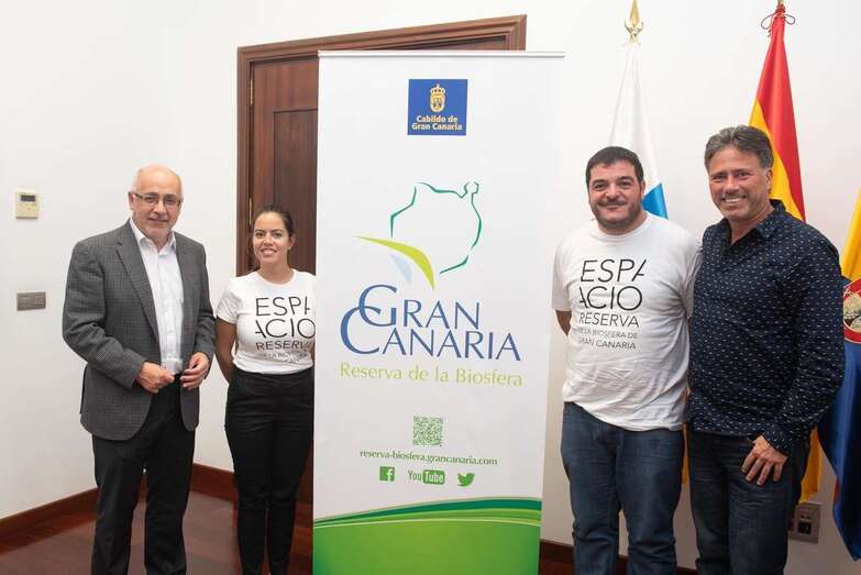  Â El presidente del Cabildo, Antonio Morales, recibió este lunes a los tres jóvenes grancanarios seleccionados (Foto TA)