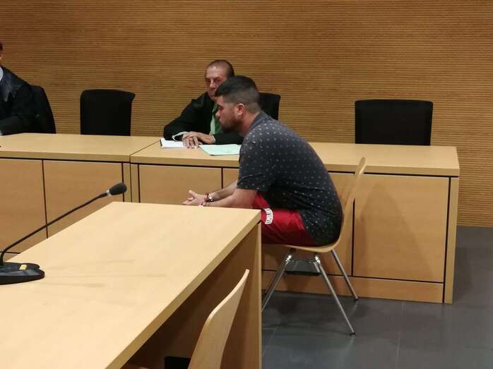 El acusado durante la lectura del veredicto (Foto TA)