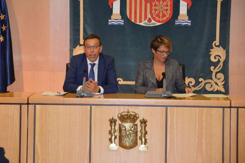 El alcalde Francisco Atta y la delegada Elena Máñez, durante la firma del convenio (Foto TA)