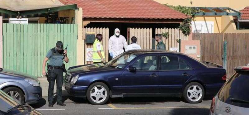 La Guardia Civil interviene en una vivienda de Vecindario donde se han localizado los cuerpos sin vida de dos personas (Foto Alejandro Ramos/Canariasahora)
