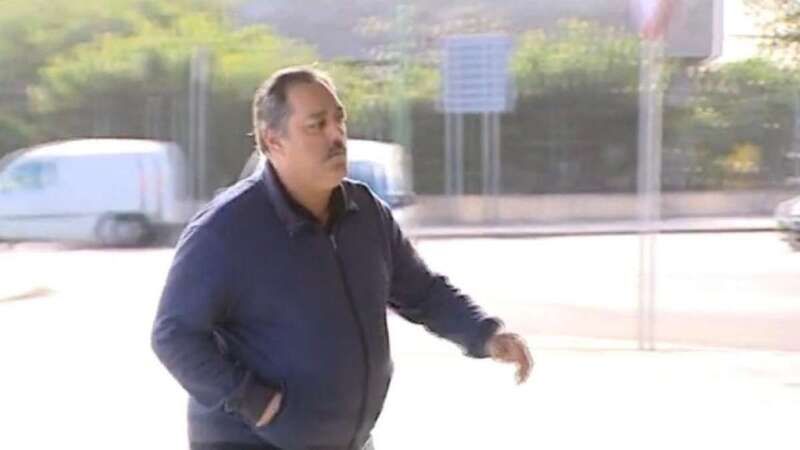 Miguel Ramos, al entrar en el juzgado antes de golpear también a un periodista de Antena 3 (Foto TA)