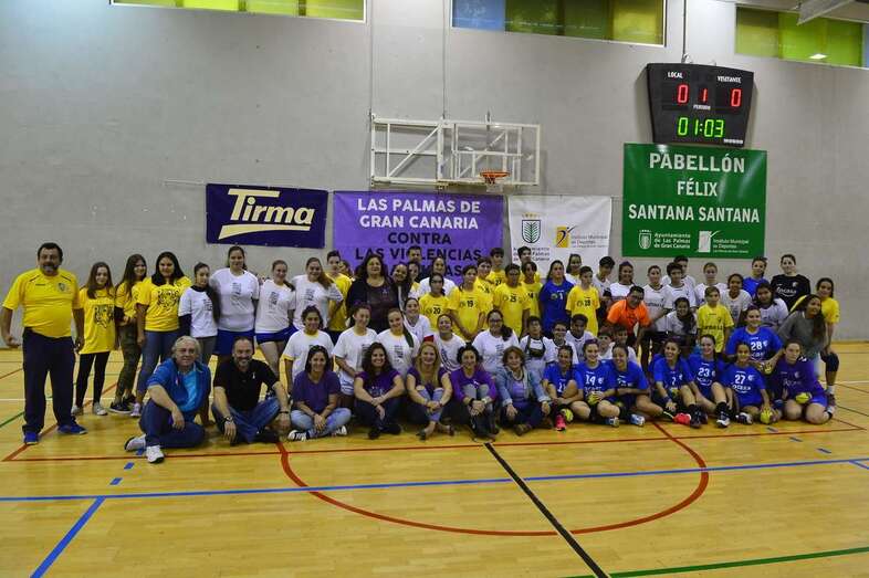 Participantes en el encuentro de balonmano femenino (Foto TA)