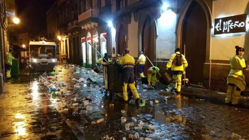 Imagen de archivo de una limpieza de una calle de la capital tras unas fiestas (Foto C7)