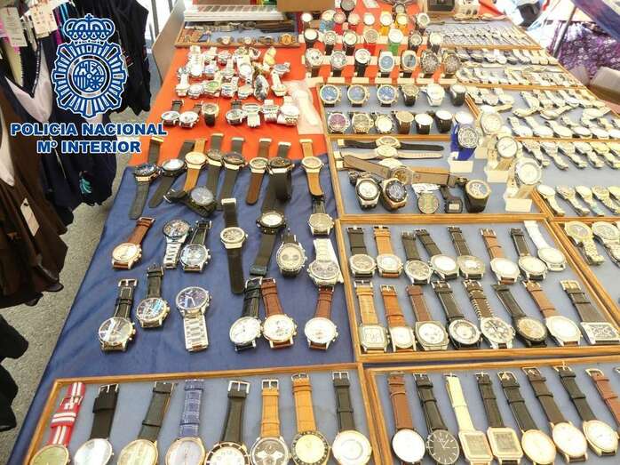 Los arrestados vendían artículos falsificados de primeras marcas (Foto TA)