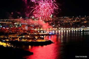 Exhibición de fuegos artificiales en Las Canteras 2018 (Foto Celia Fernández)