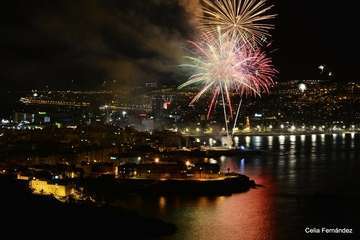 Exhibición de fuegos artificiales en Las Canteras 2018 (Foto Celia Fernández)