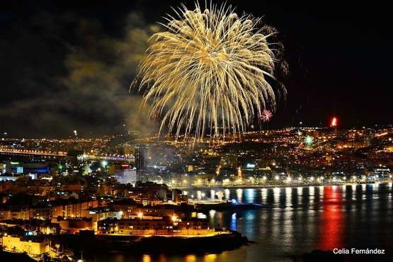 Exhibición de fuegos artificiales en Las Canteras 2018 (Foto Celia Fernández)