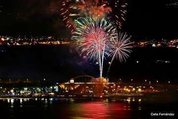 Exhibición de fuegos artificiales en Las Canteras 2018 (Foto Celia Fernández)
