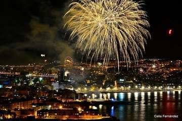 Exhibición de fuegos artificiales en Las Canteras 2018 (Foto Celia Fernández)