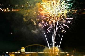 Exhibición de fuegos artificiales en Las Canteras 2018 (Foto Celia Fernández)