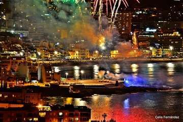 Exhibición de fuegos artificiales en Las Canteras 2018 (Foto Celia Fernández)