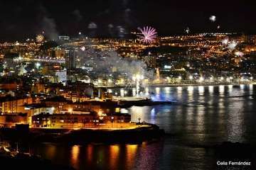 Exhibición de fuegos artificiales en Las Canteras 2018 (Foto Celia Fernández)