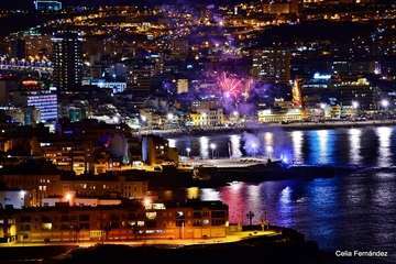 Exhibición de fuegos artificiales en Las Canteras 2018 (Foto Celia Fernández)