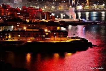 Exhibición de fuegos artificiales en Las Canteras 2018 (Foto Celia Fernández)