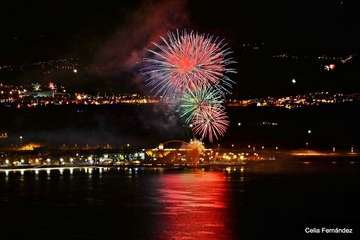 Exhibición de fuegos artificiales en Las Canteras 2018 (Foto Celia Fernández)
