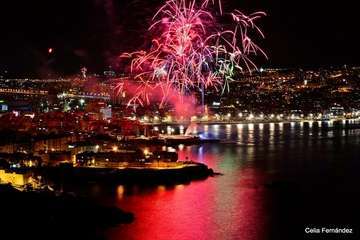 Exhibición de fuegos artificiales en Las Canteras 2018 (Foto Celia Fernández)
