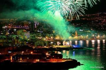 Exhibición de fuegos artificiales en Las Canteras 2018 (Foto Celia Fernández)