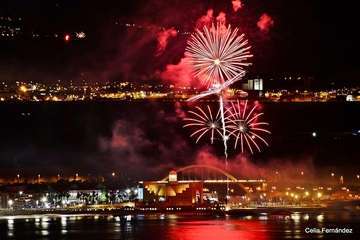 Exhibición de fuegos artificiales en Las Canteras 2018 (Foto Celia Fernández)