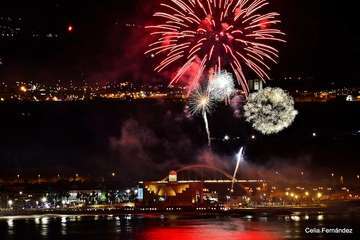 Exhibición de fuegos artificiales en Las Canteras 2018 (Foto Celia Fernández)