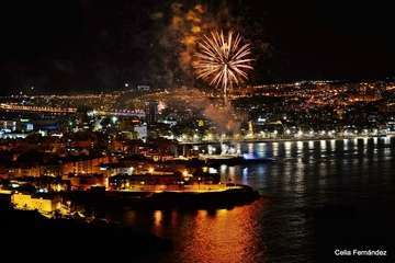 Exhibición de fuegos artificiales en Las Canteras 2018 (Foto Celia Fernández)