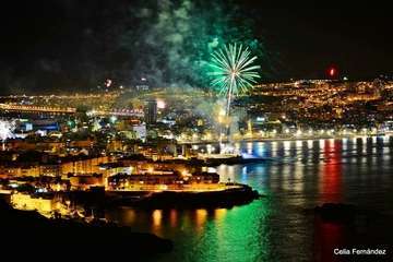 Exhibición de fuegos artificiales en Las Canteras 2018 (Foto Celia Fernández)
