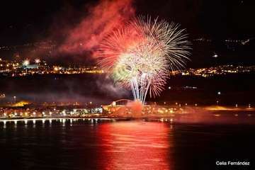 Exhibición de fuegos artificiales en Las Canteras 2018 (Foto Celia Fernández)