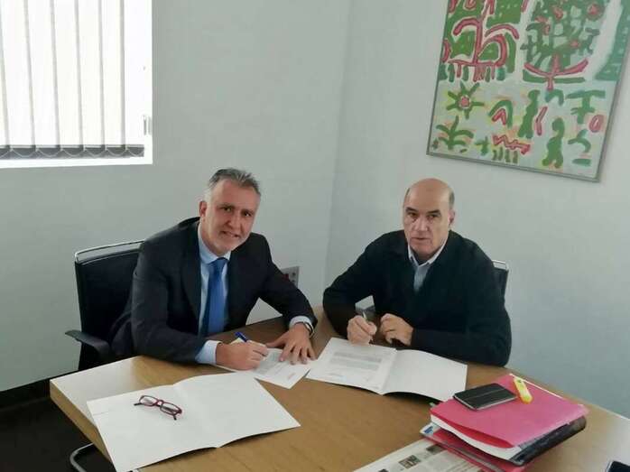 Momento de la firma del contrato (Foto TA)