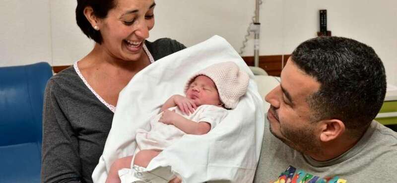 La recién nacida con sus padres (Foto C7)