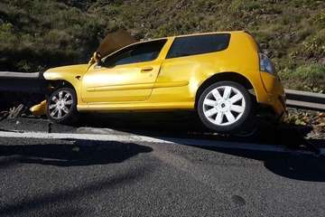  Un vehículo se sale de la vía en la carretera de San Lorenzo y se empotra contra una valla protectora (Foto TA)